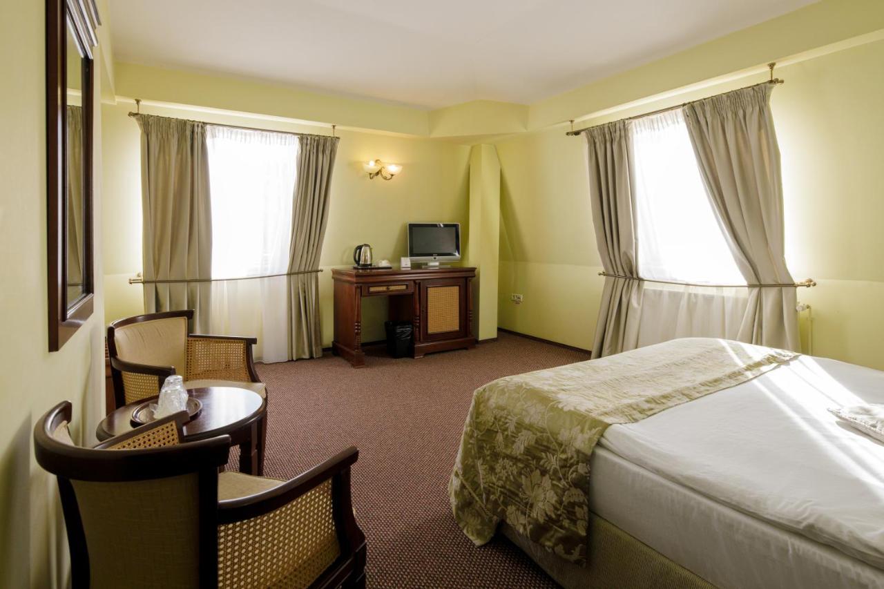 מלון Atrium Ateneu City Center 3*