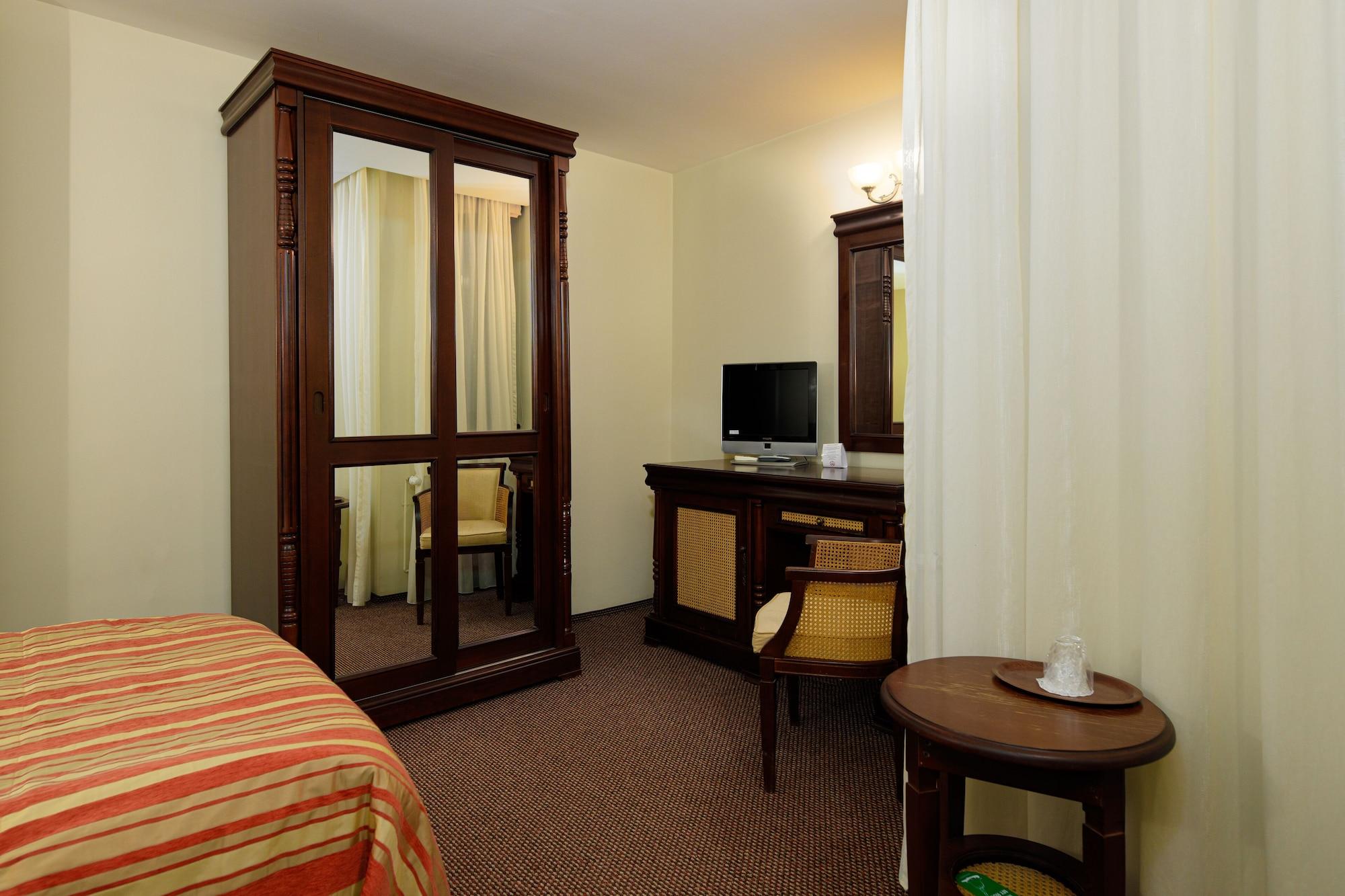 Atrium Ateneu City Center מלון 3*