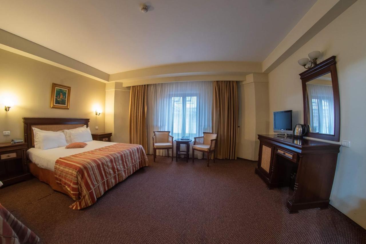 Atrium Ateneu Center מלון 3*
