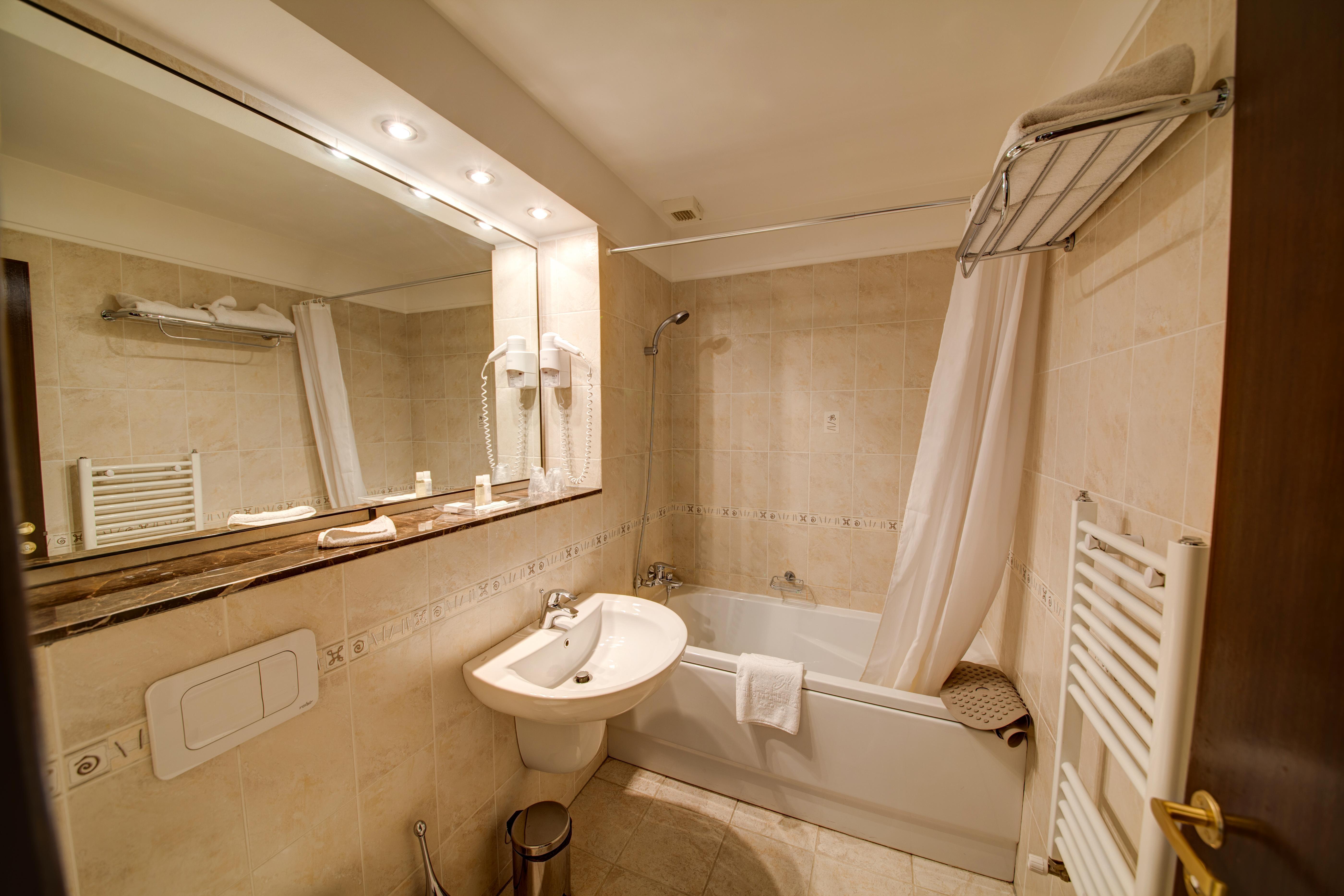 Atrium Ateneu Center מלון 3*