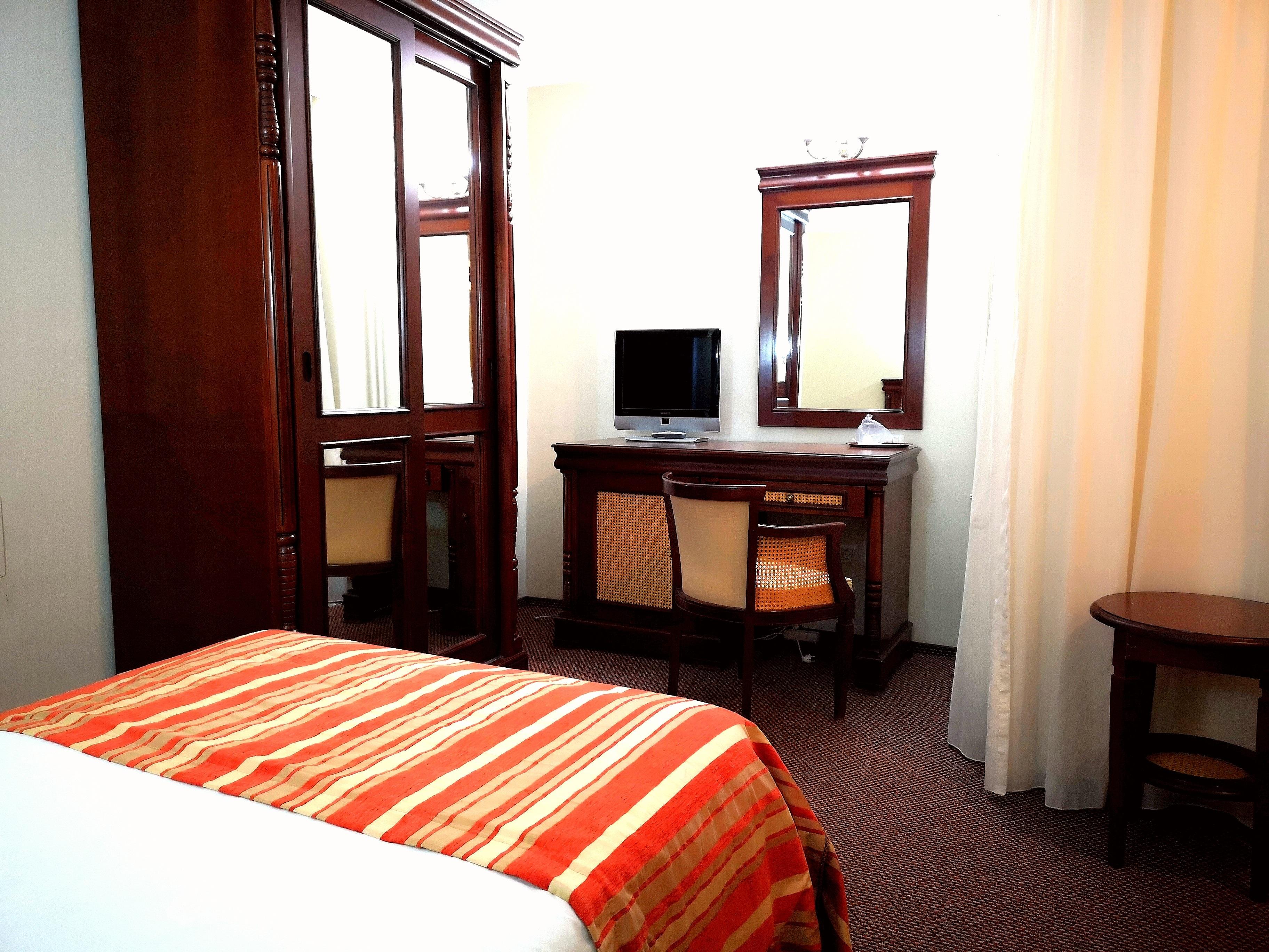 Atrium Ateneu Center מלון 3*