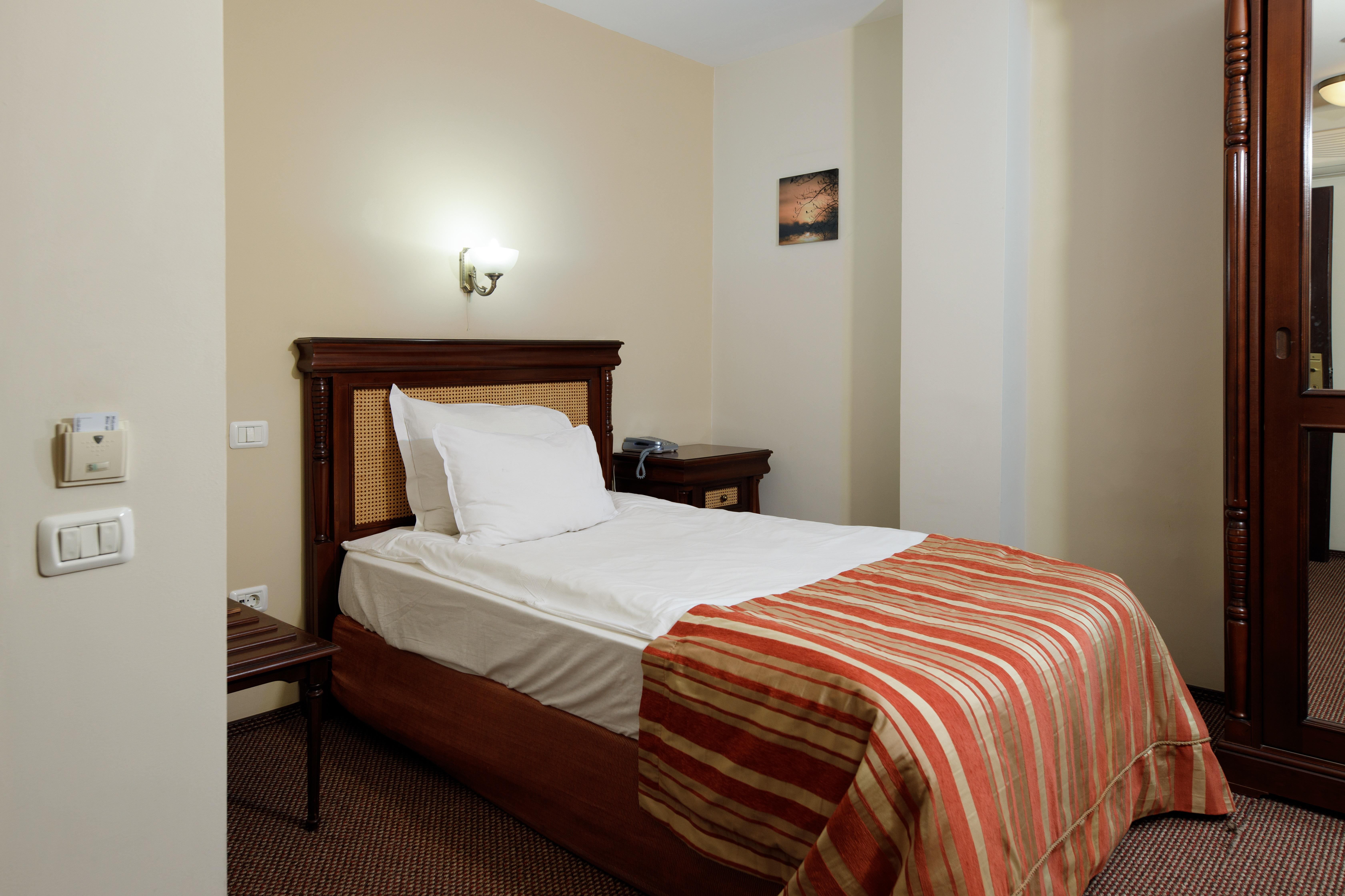 מלון Atrium Ateneu Center 3*