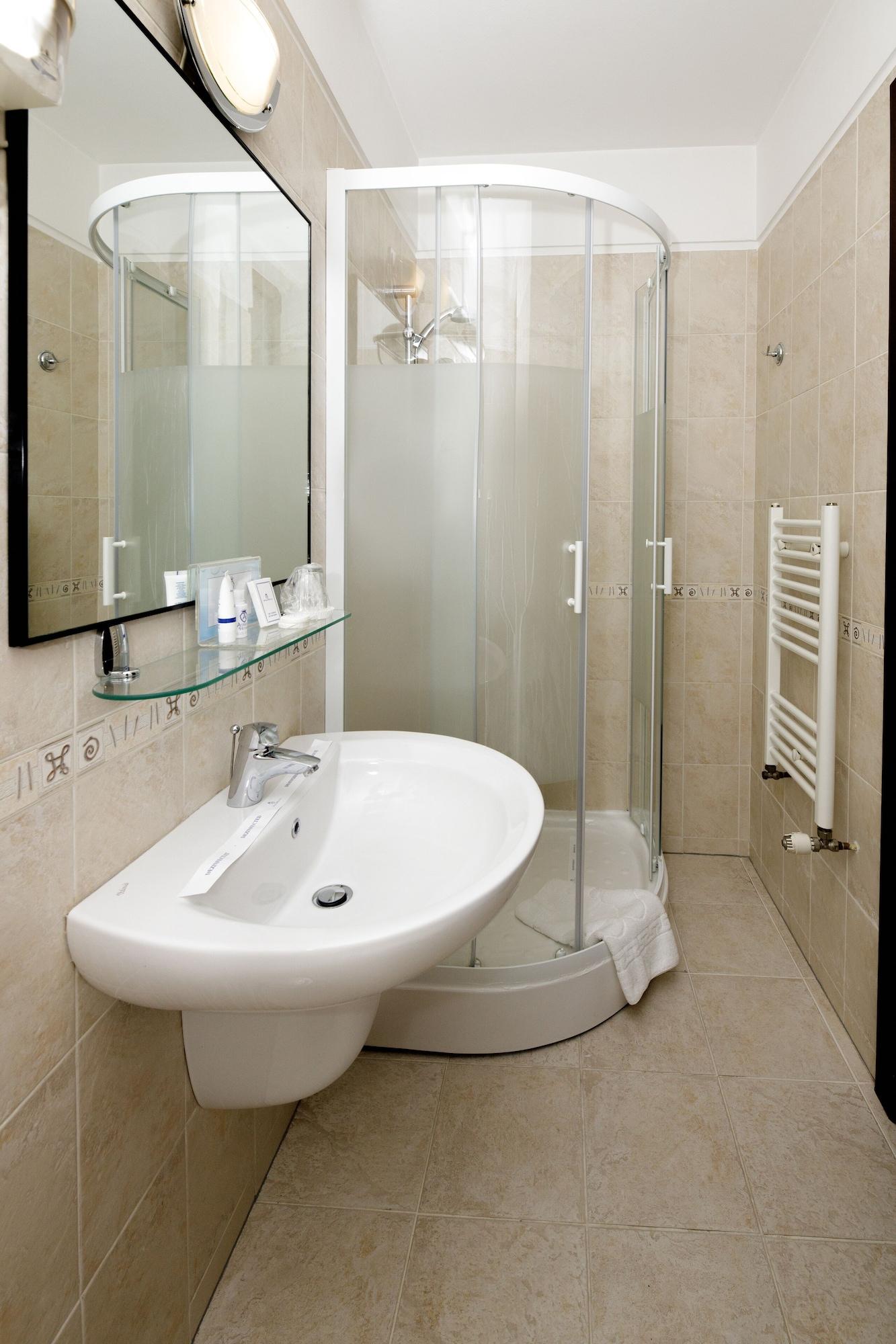 מלון Atrium Ateneu Center 3*