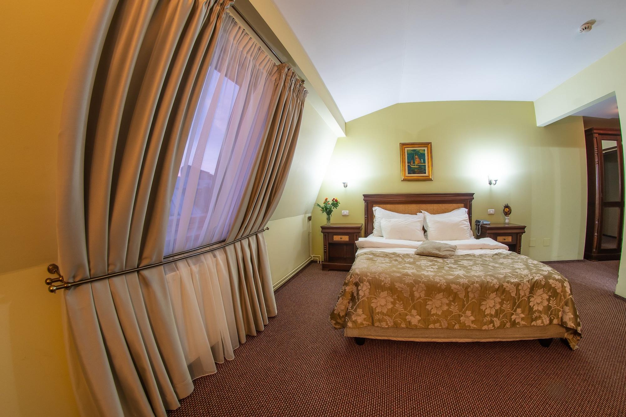 מלון Atrium Ateneu Center 3*